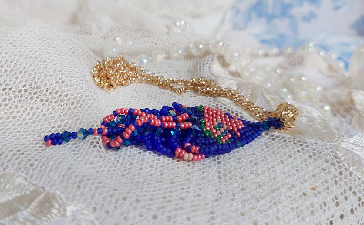 Bel'Nuit Bleue Anhänger kreiert mit hochwertigen japanischen Rocailles, Swarovski-Kristallen und vergoldeten Accessoires.