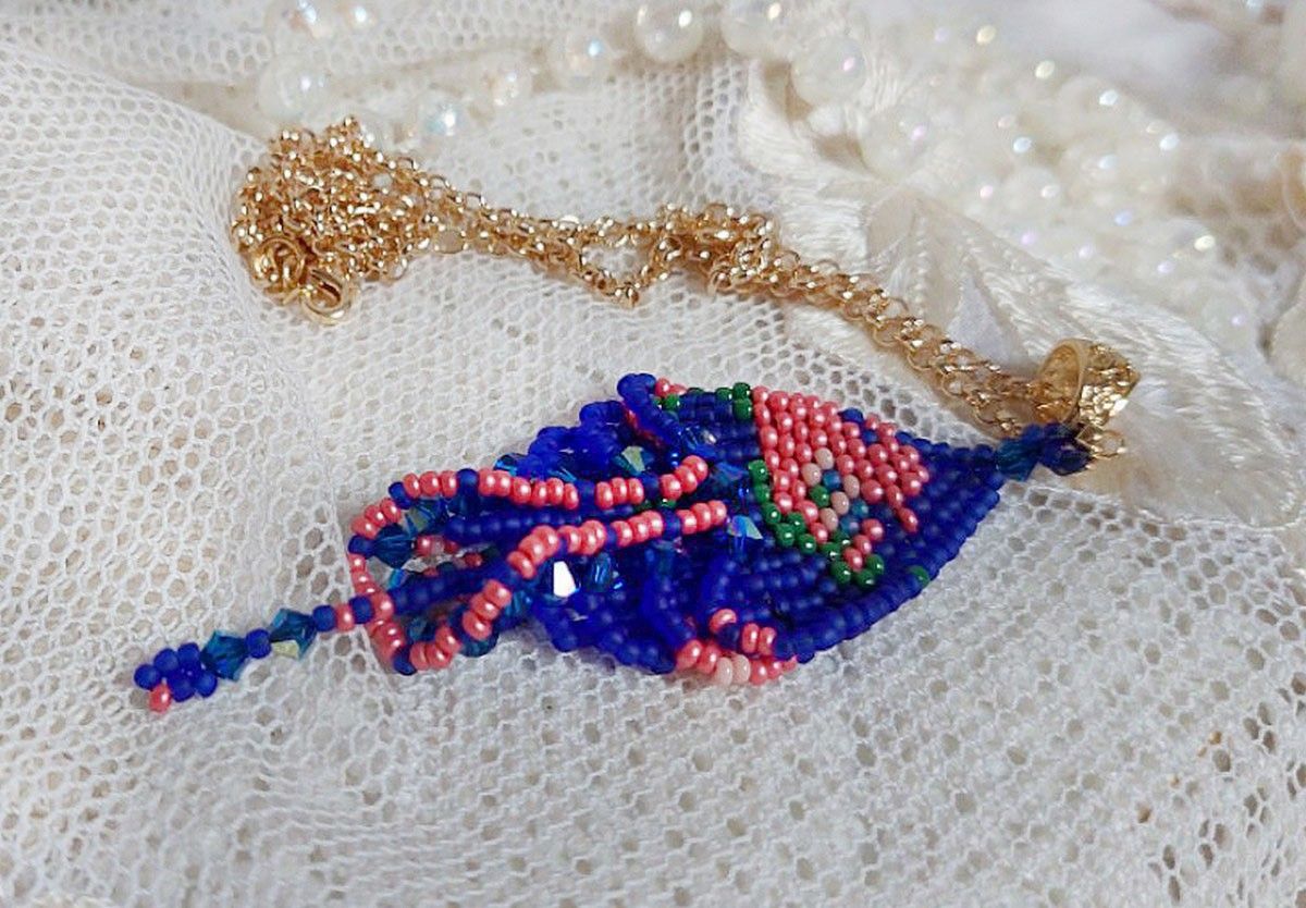 Bel'Nuit Bleue Anhänger kreiert mit hochwertigen japanischen Rocailles, Swarovski-Kristallen und vergoldeten Accessoires.