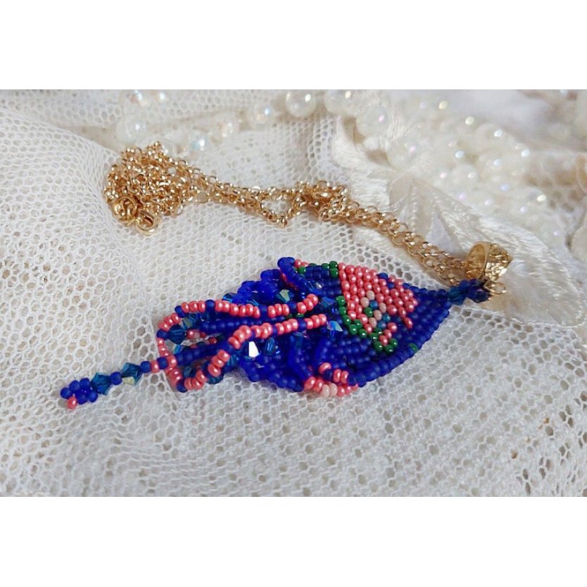 Bel'Nuit Bleue Anhänger kreiert mit hochwertigen japanischen Rocailles, Swarovski-Kristallen und vergoldeten Accessoires.