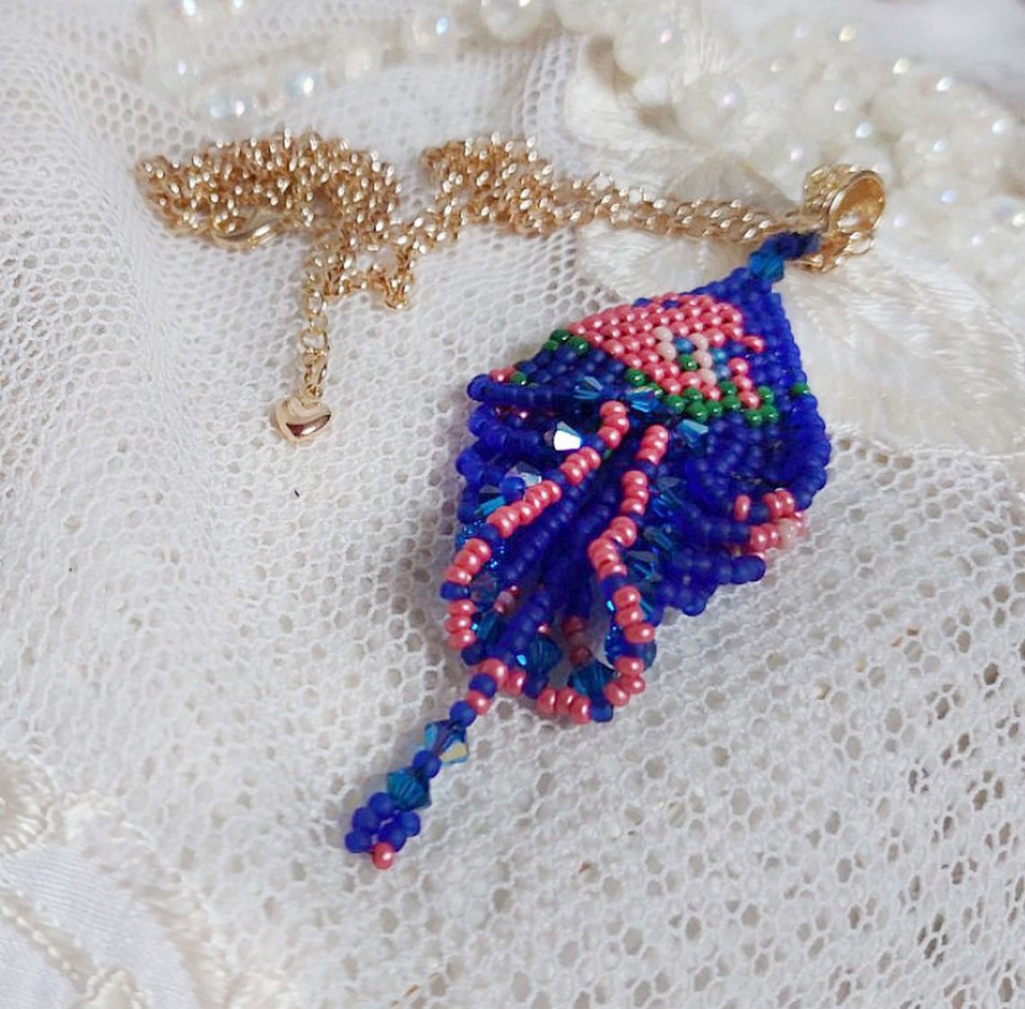 Bel'Nuit Bleue Anhänger kreiert mit hochwertigen japanischen Rocailles, Swarovski-Kristallen und vergoldeten Accessoires.