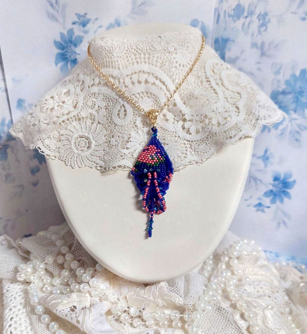 Bel'Nuit Bleue Anhänger kreiert mit hochwertigen japanischen Rocailles, Swarovski-Kristallen und vergoldeten Accessoires.