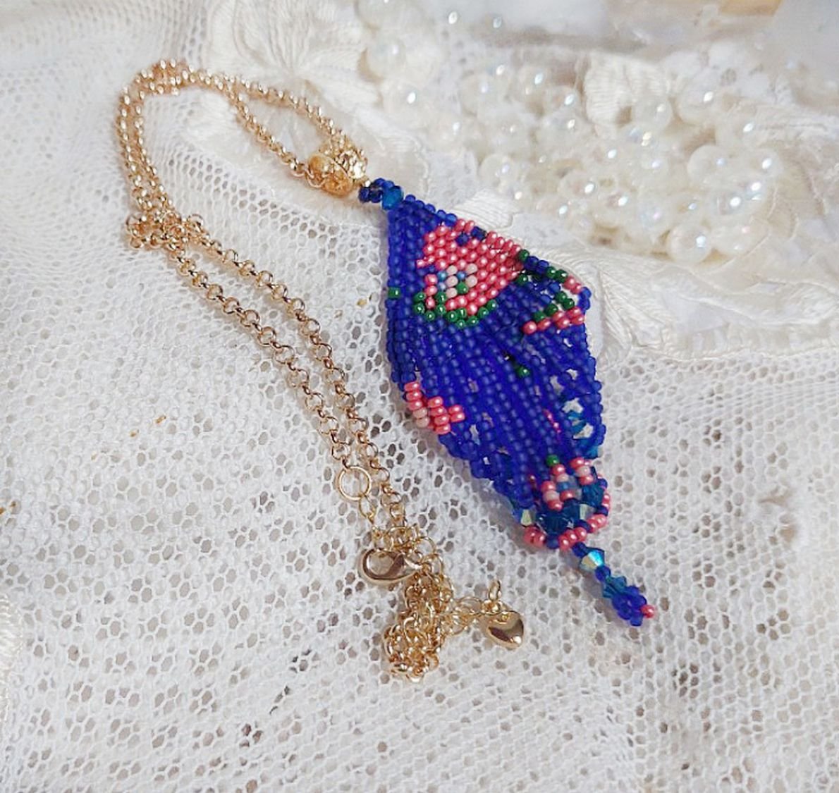 Bel'Nuit Bleue Anhänger kreiert mit hochwertigen japanischen Rocailles, Swarovski-Kristallen und vergoldeten Accessoires.