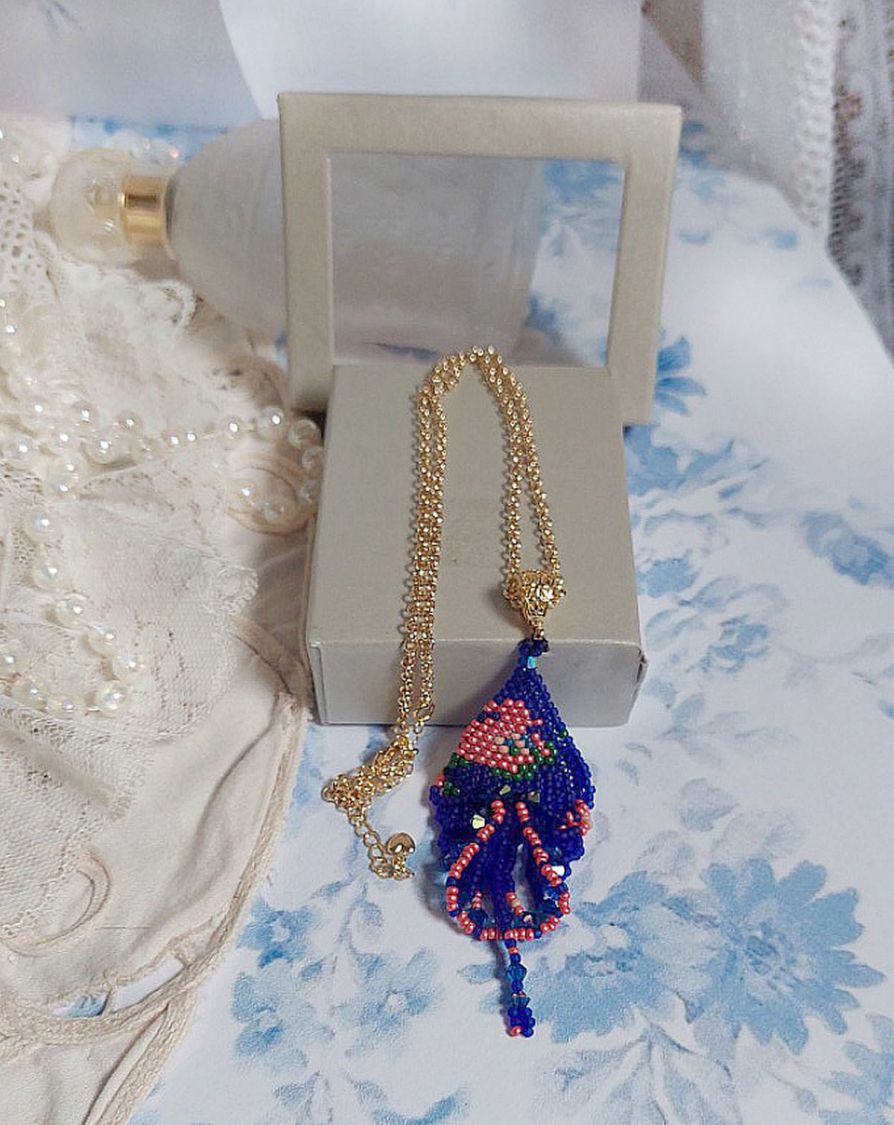 Bel'Nuit Bleue Anhänger kreiert mit hochwertigen japanischen Rocailles, Swarovski-Kristallen und vergoldeten Accessoires.
