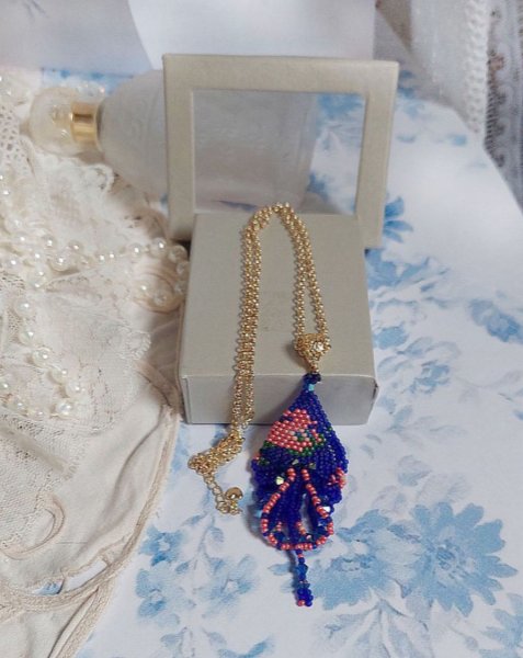Bel'Nuit Bleue Anh&auml;nger kreiert mit hochwertigen japanischen Rocailles, Swarovski-Kristallen und vergoldeten Accessoires.