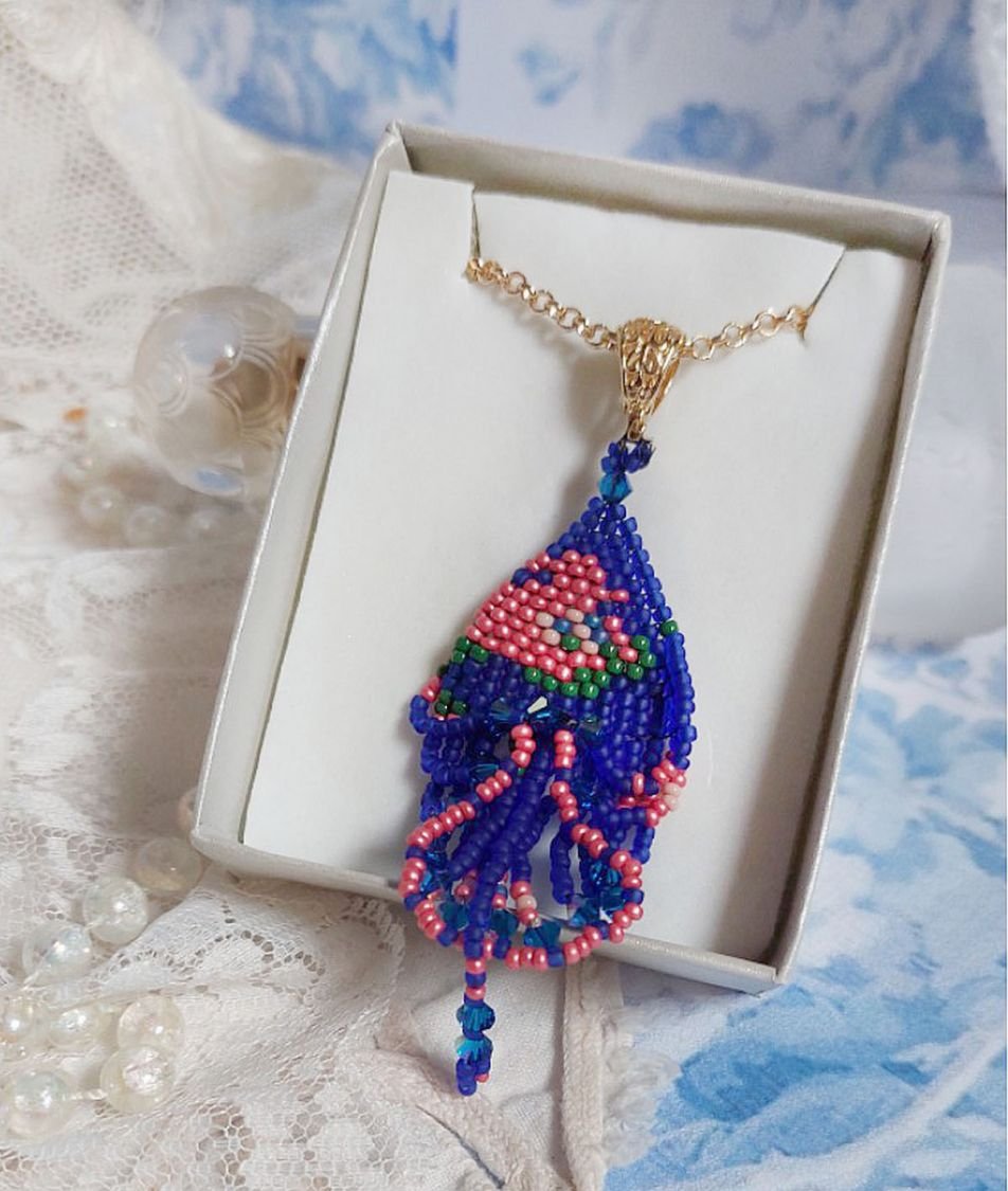 Bel'Nuit Bleue Anhänger kreiert mit hochwertigen japanischen Rocailles, Swarovski-Kristallen und vergoldeten Accessoires.