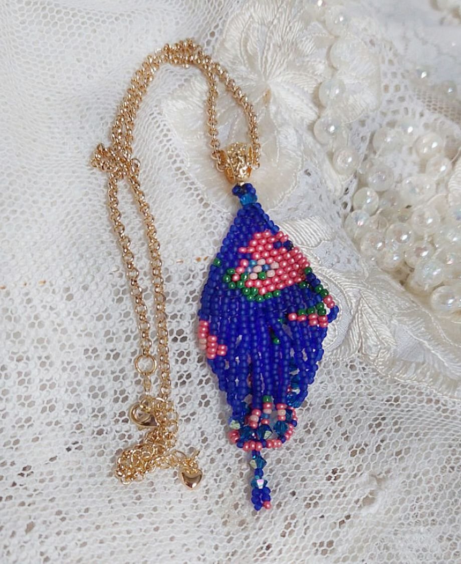 Bel'Nuit Bleue Anhänger kreiert mit hochwertigen japanischen Rocailles, Swarovski-Kristallen und vergoldeten Accessoires.