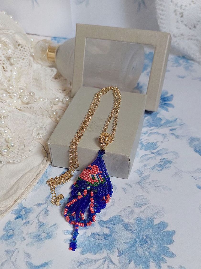 Bel'Nuit Bleue Anhänger kreiert mit hochwertigen japanischen Rocailles, Swarovski-Kristallen und vergoldeten Accessoires.