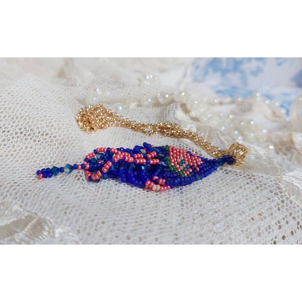 Bel'Nuit Bleue Anhänger kreiert mit hochwertigen japanischen Rocailles, Swarovski-Kristallen und vergoldeten Accessoires.