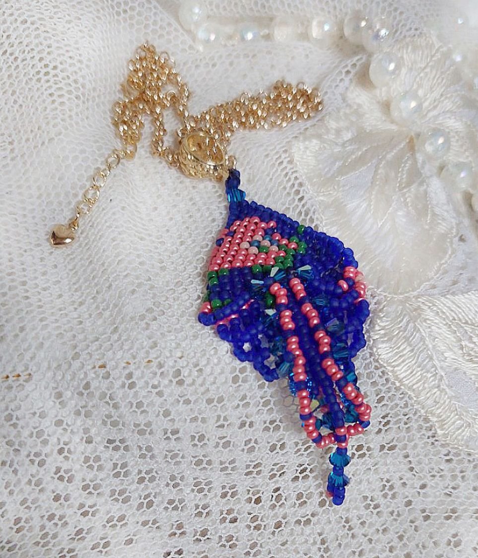 Bel'Nuit Bleue Anhänger kreiert mit hochwertigen japanischen Rocailles, Swarovski-Kristallen und vergoldeten Accessoires.