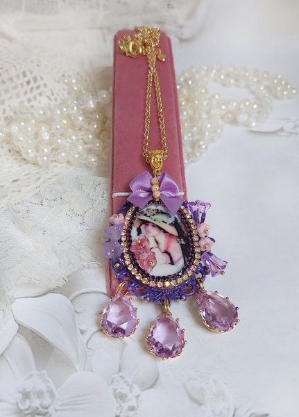 Pendentif Petit Bonheur cr&eacute;&eacute; avec breloques poires, fleurs verres, n&oelig;ud satin et Cristal Swarovski