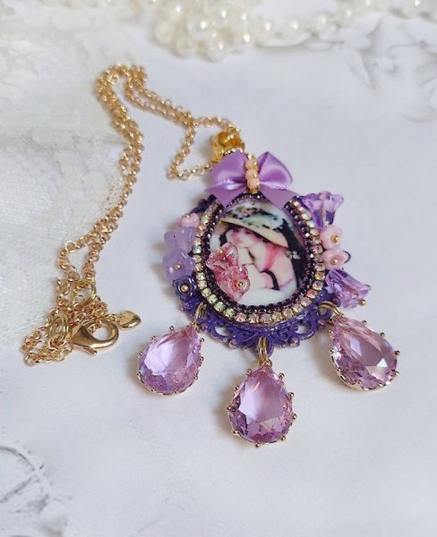 Pendentif Petit Bonheur cr&eacute;&eacute; avec breloques poires, fleurs verres, n&oelig;ud satin et Cristal Swarovski