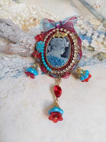 Pendentif Broche Scarlet mont&eacute; avec cabochon r&eacute;sine, rubans, breloques et perles Cristal Swarovski