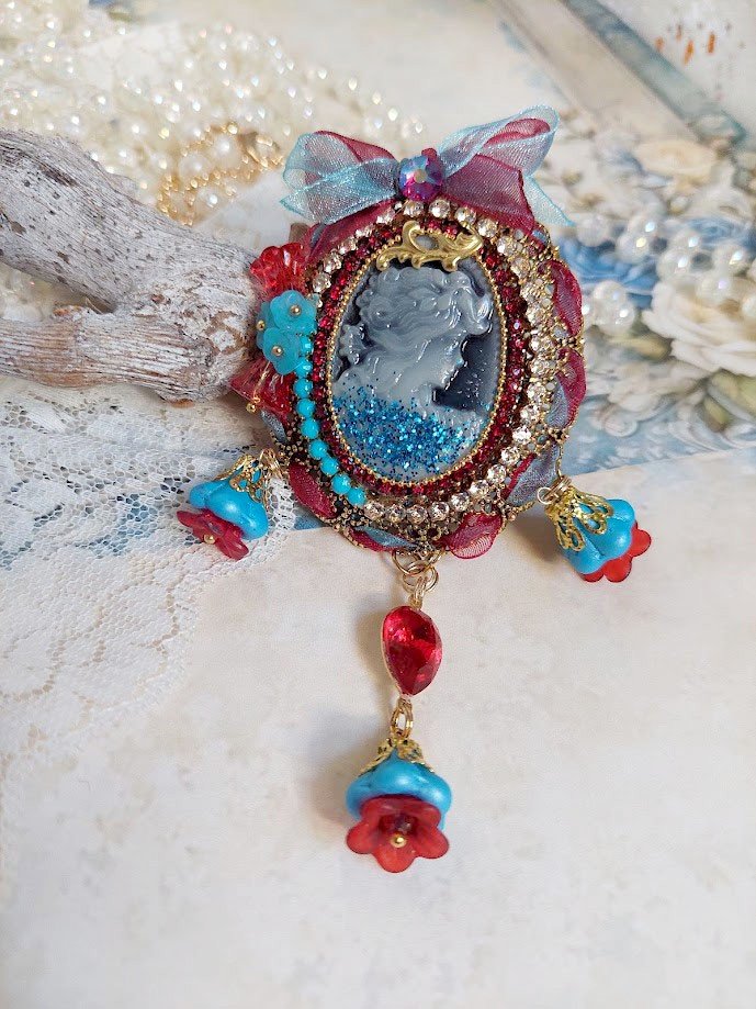 Pendentif Broche Scarlet mont&eacute; avec cabochon r&eacute;sine, rubans, breloques et perles Cristal Swarovski