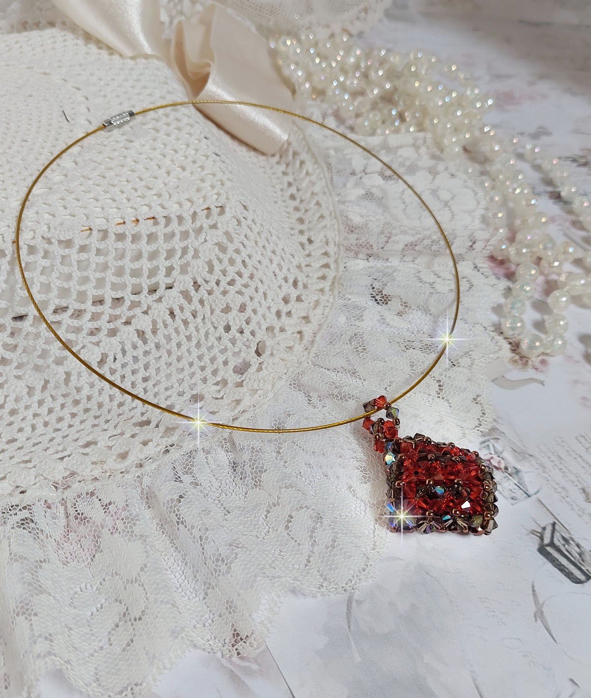 Camel-Anh&auml;nger montiert mit Facetten und Kreiseln aus Swarovski-Kristall