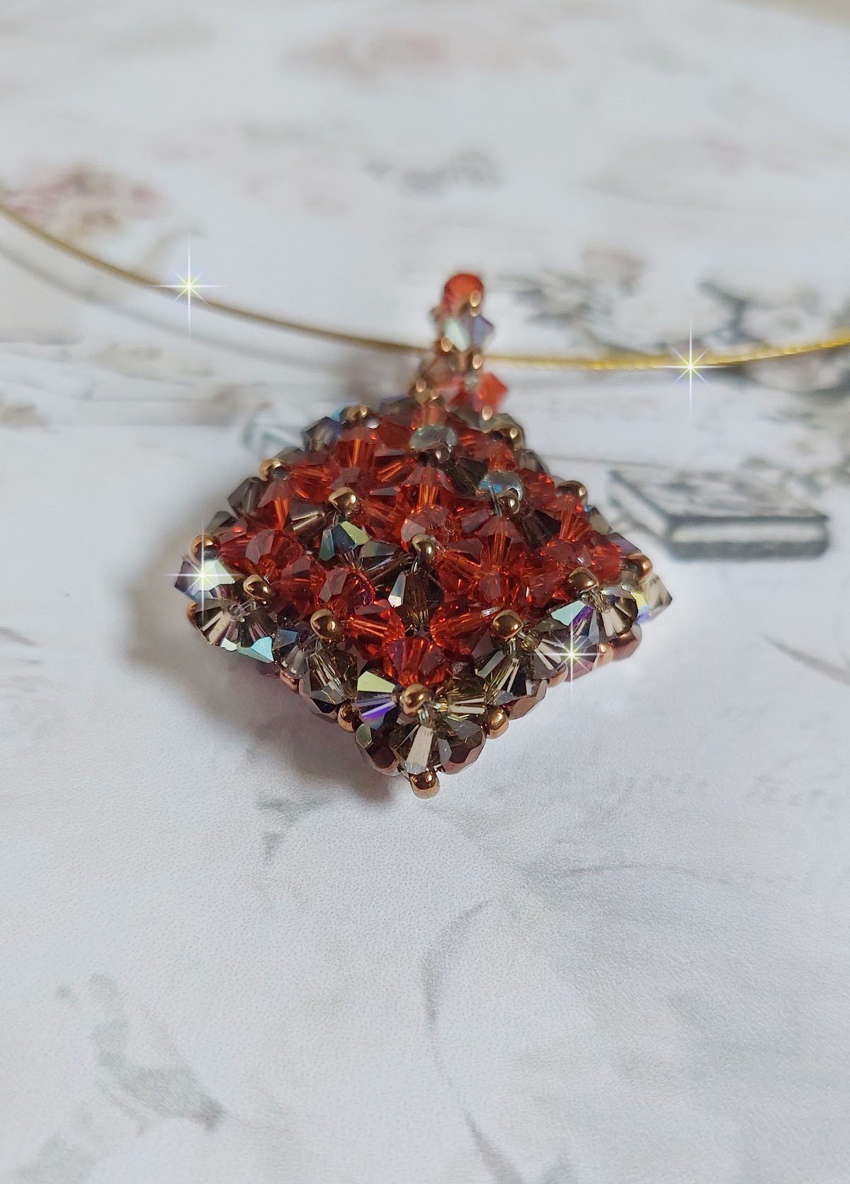 Camel-Anh&auml;nger montiert mit Facetten und Kreiseln aus Swarovski-Kristall