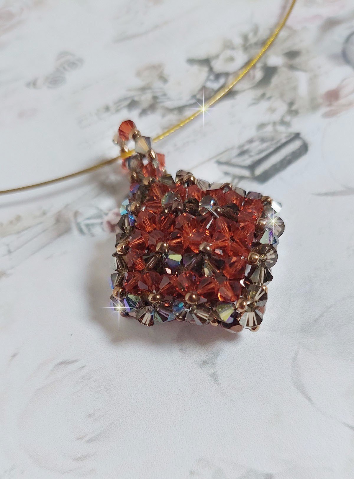 Camel-Anh&auml;nger montiert mit Facetten und Kreiseln aus Swarovski-Kristall