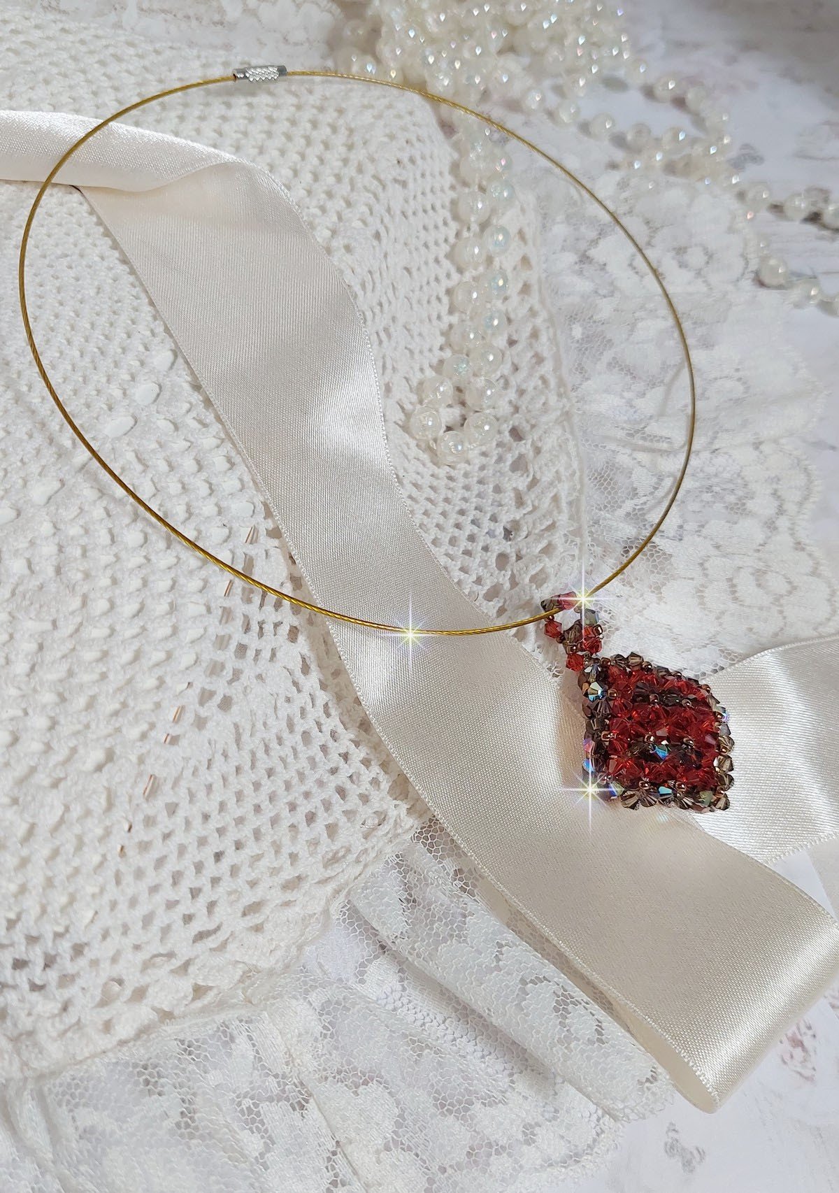 Camel-Anh&auml;nger montiert mit Facetten und Kreiseln aus Swarovski-Kristall