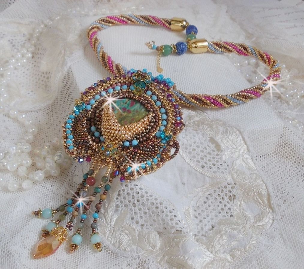 Collier pendentif Cheyenne brodé tout en rocailles de haute qualité avec des pierres semi-précieuses