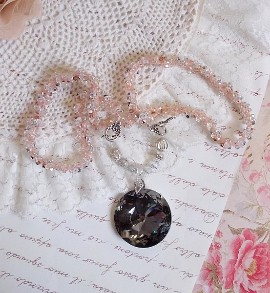 Coco-Anh&auml;ngerkette, bestickt mit Swarovski-Kristallen und einem rauchfarbenen Kristallmedaillon