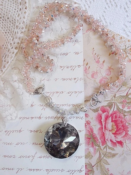 Coco-Anh&auml;ngerkette, bestickt mit Swarovski-Kristallen und einem rauchfarbenen Kristallmedaillon