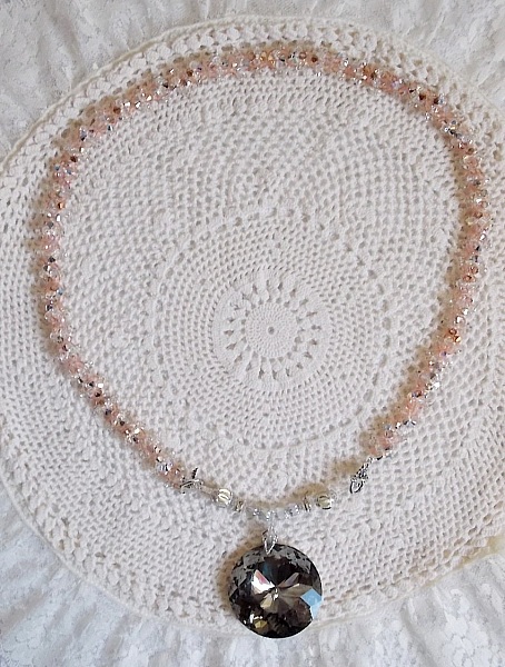 Coco-Anh&auml;ngerkette, bestickt mit Swarovski-Kristallen und einem rauchfarbenen Kristallmedaillon