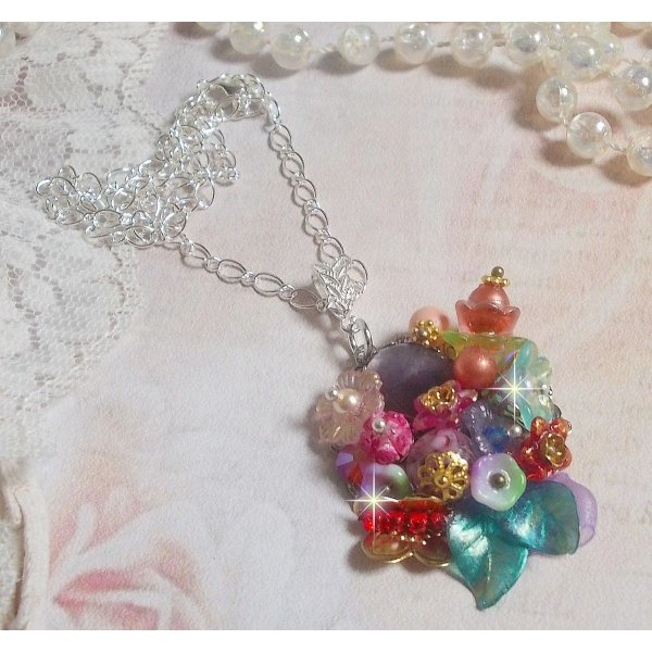 Kronenanh&auml;nger Chic Printani&egrave;re kreiert mit verschiedenen Blumen, Perlmuttperlen, Murano, Kristallen, Amethyst und anderen mit einer Silberkette