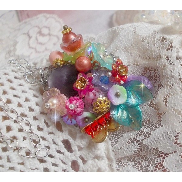 Kronenanh&auml;nger Chic Printani&egrave;re kreiert mit verschiedenen Blumen, Perlmuttperlen, Murano, Kristallen, Amethyst und anderen mit einer Silberkette