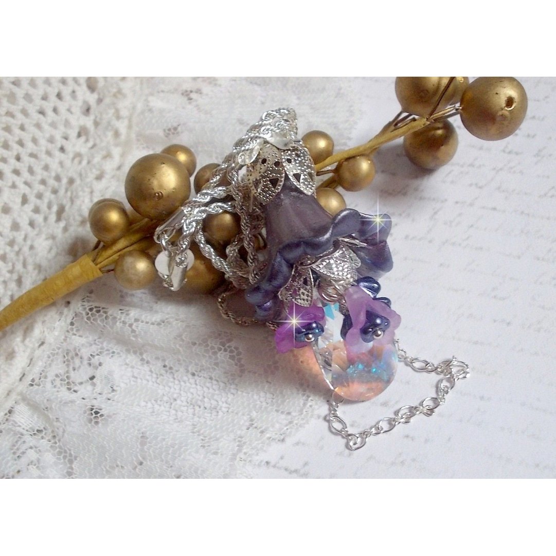 Pendentif Eclat de Cristal monté avec une goutte en Cristal, fleurs en Verre, fleurs lucites dont une plus grande peinte à la main avec paillettes Argentées. Une composition florale