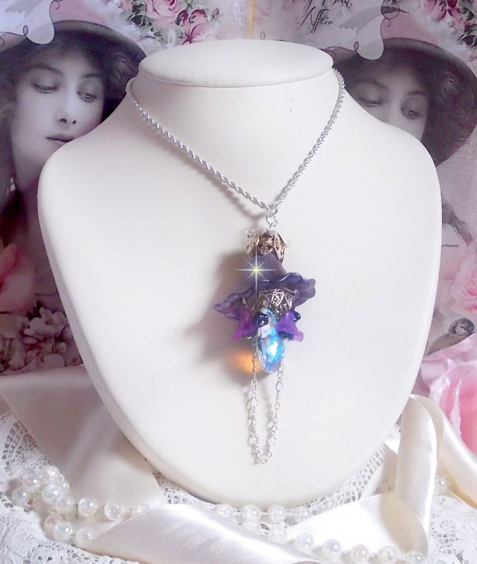 Pendentif Eclat de Cristal monté avec une goutte en Cristal, fleurs en Verre, fleurs lucites dont une plus grande peinte à la main avec paillettes Argentées. Une composition florale