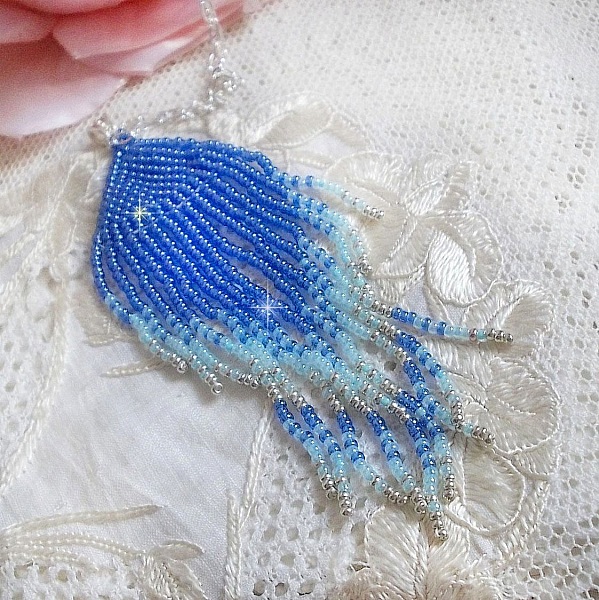 Anh&auml;nger S&uuml;&szlig;e Blaue Tr&auml;ume kreiert mit hochwertigen Rocailles in Himmelblau, Saphir, Silber mit Zubeh&ouml;r in Silber 925/1000