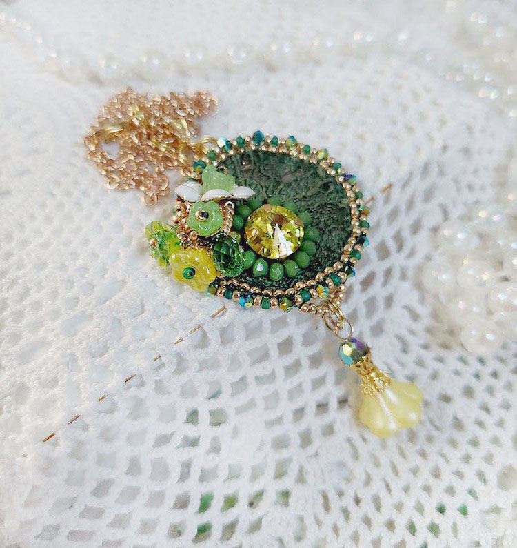 Pendentif Espoir brodé avec perles verres, rocailles, dentelle, bélière argent 925, anneau et perles Cristal Swarovski