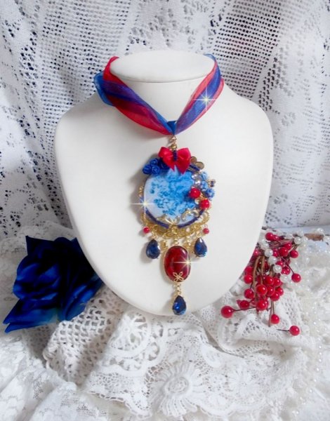 Pendentif Flamenca, cabochon &eacute;maill&eacute; de fleurs Bleues, roses r&eacute;sines, nacre abalone et jade Rouges, poires Zirconium et cristaux Bleu-Marine, breloques, pendentif r&eacute;sine &eacute;poxy, un style Flamenco