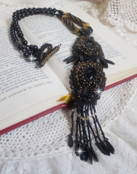 Schwarzer Habit-Anh&auml;nger, bestickt mit runden Onyx-Steinen, facettierten Anh&auml;ngern, facettierten Zylinderperlen, facettierten und hochwertigen Rocailles