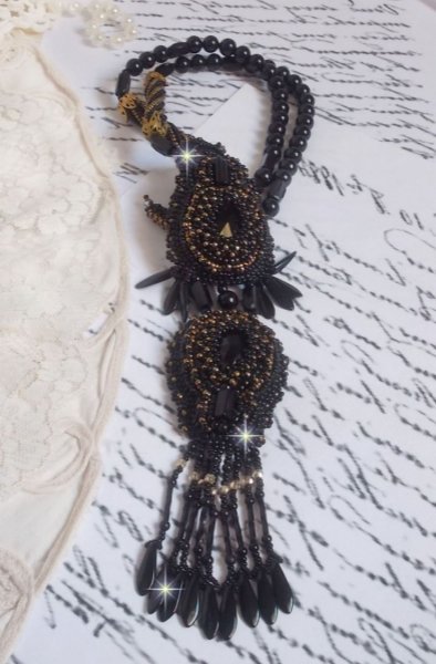 Schwarzer Habit-Anh&auml;nger, bestickt mit runden Onyx-Steinen, facettierten Anh&auml;ngern, facettierten Zylinderperlen, facettierten und hochwertigen Rocailles