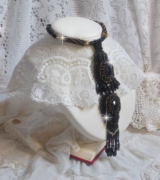 Schwarzer Habit-Anh&auml;nger, bestickt mit runden Onyx-Steinen, facettierten Anh&auml;ngern, facettierten Zylinderperlen, facettierten und hochwertigen Rocailles