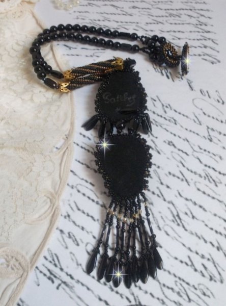 Schwarzer Habit-Anh&auml;nger, bestickt mit runden Onyx-Steinen, facettierten Anh&auml;ngern, facettierten Zylinderperlen, facettierten und hochwertigen Rocailles