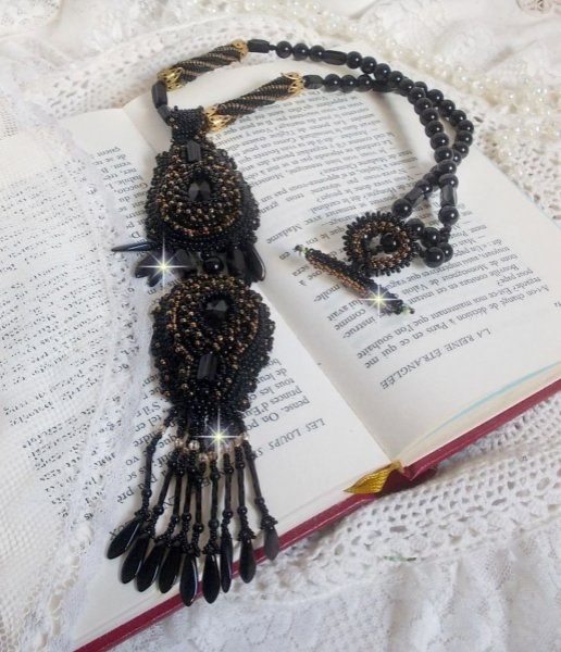 Schwarzer Habit-Anh&auml;nger, bestickt mit runden Onyx-Steinen, facettierten Anh&auml;ngern, facettierten Zylinderperlen, facettierten und hochwertigen Rocailles