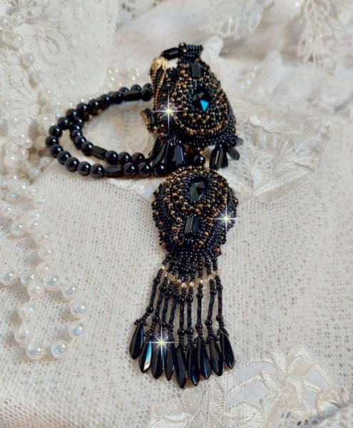 Schwarzer Habit-Anh&auml;nger, bestickt mit runden Onyx-Steinen, facettierten Anh&auml;ngern, facettierten Zylinderperlen, facettierten und hochwertigen Rocailles