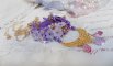 Laureline-Anhängerkette, bestickt mit mauvefarbener DMC-Baumwolle, Swarovski-Kristallen und Frosted Flowers.