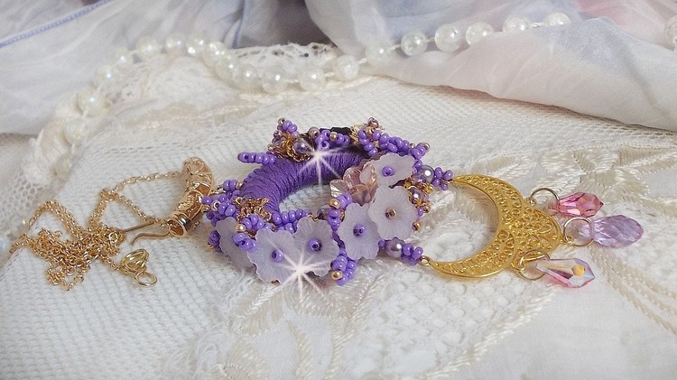Laureline-Anhängerkette, bestickt mit mauvefarbener DMC-Baumwolle, Swarovski-Kristallen und Frosted Flowers.