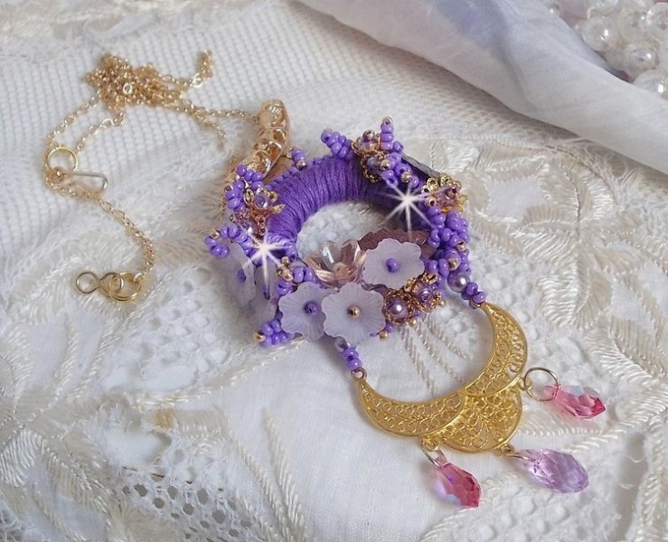 Laureline-Anhängerkette, bestickt mit mauvefarbener DMC-Baumwolle, Swarovski-Kristallen und Frosted Flowers.