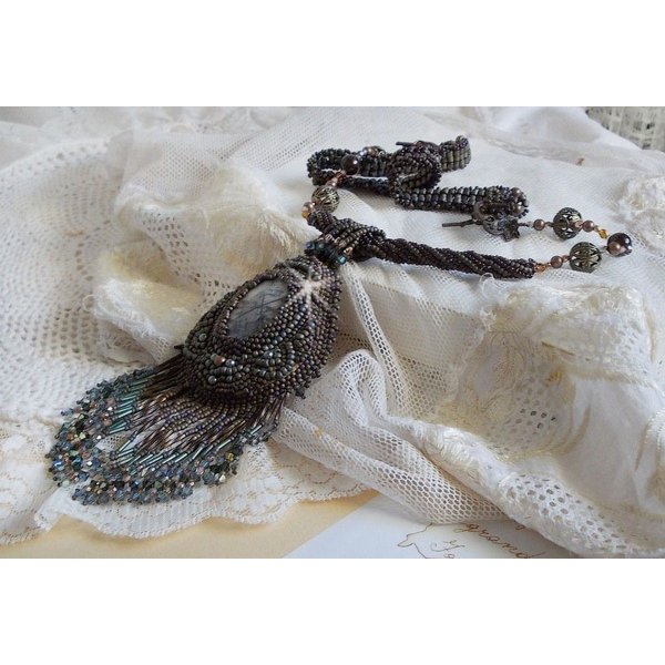 Anh&auml;nger Long Brown Picasso bestickt mit einem Picasso Jaspis, Miyuki und Toho Rocailles, Swarovski Kristallen und Facetten aus b&ouml;hmischem Glas.