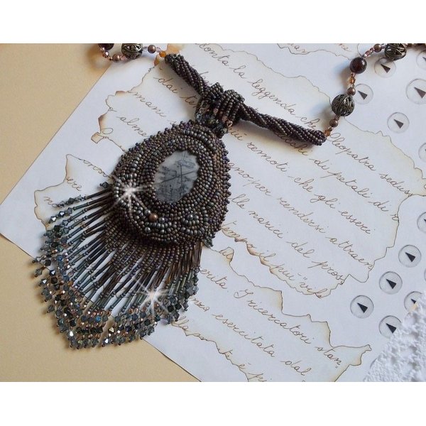 Anh&auml;nger Long Brown Picasso bestickt mit einem Picasso Jaspis, Miyuki und Toho Rocailles, Swarovski Kristallen und Facetten aus b&ouml;hmischem Glas.