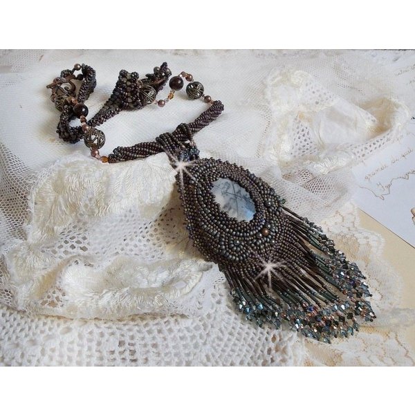 Anh&auml;nger Long Brown Picasso bestickt mit einem Picasso Jaspis, Miyuki und Toho Rocailles, Swarovski Kristallen und Facetten aus b&ouml;hmischem Glas.