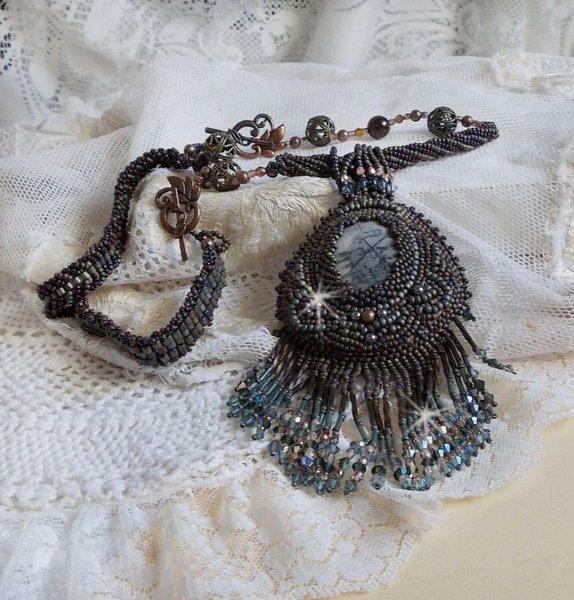 Anh&auml;nger Long Brown Picasso bestickt mit einem Picasso Jaspis, Miyuki und Toho Rocailles, Swarovski Kristallen und Facetten aus b&ouml;hmischem Glas.