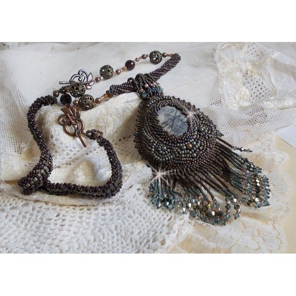 Anh&auml;nger Long Brown Picasso bestickt mit einem Picasso Jaspis, Miyuki und Toho Rocailles, Swarovski Kristallen und Facetten aus b&ouml;hmischem Glas.