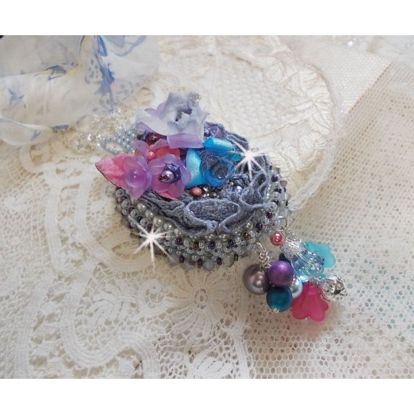 Mademoiselle Bluse Haute-Couture-Anh&auml;nger bestickt mit Swarovski-Kristallen, Harzblumen, Perlmuttperlen, Rocailles und einer Kette aus 925er Silber