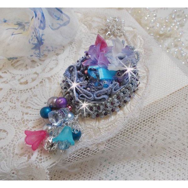 Mademoiselle Bluse Haute-Couture-Anh&auml;nger bestickt mit Swarovski-Kristallen, Harzblumen, Perlmuttperlen, Rocailles und einer Kette aus 925er Silber