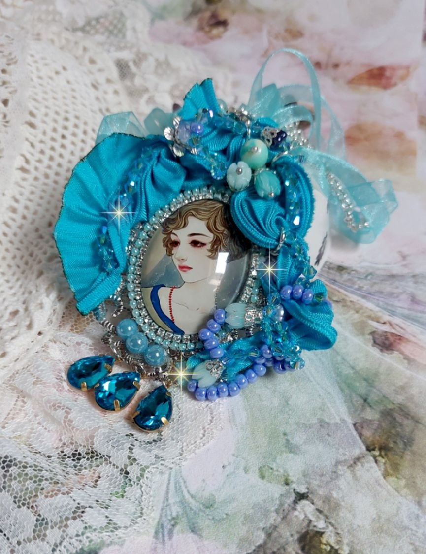 Pendentif Mademoiselle au style rétro avec cabochon d’une femme souriante, orné d’un ruban de soie Bleu, cristaux, perles verre : rocailles et roses, coupelles et chaîne Argent 925/1000