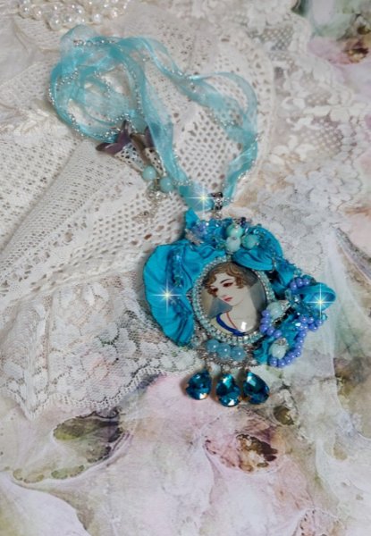 Pendentif Mademoiselle au style r&eacute;tro avec cabochon d&rsquo;une femme souriante, orn&eacute; d&rsquo;un ruban de soie Bleu, cristaux, perles verre : rocailles et roses, coupelles et cha&icirc;ne Argent 925/1000
